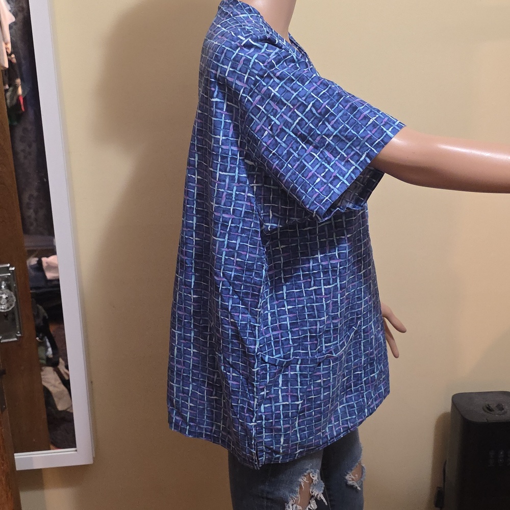 Blue Patterned V-Neck Scrub Top - Picture 3 of 7